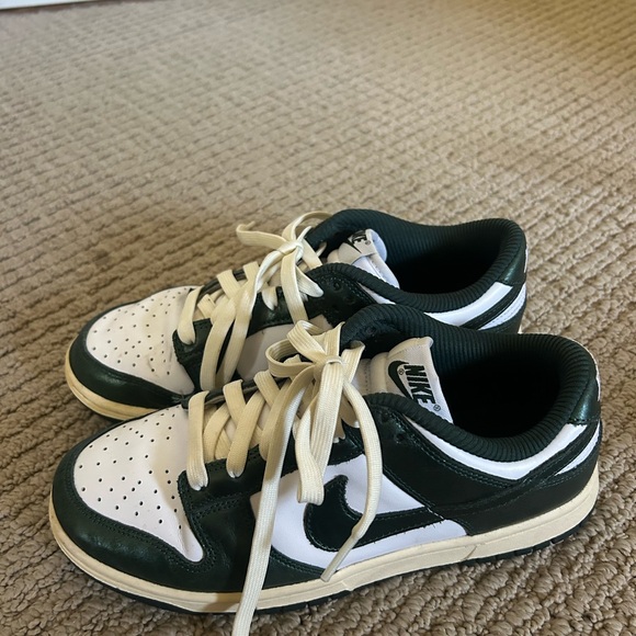 Green nike dunks - Picture 2 of 2